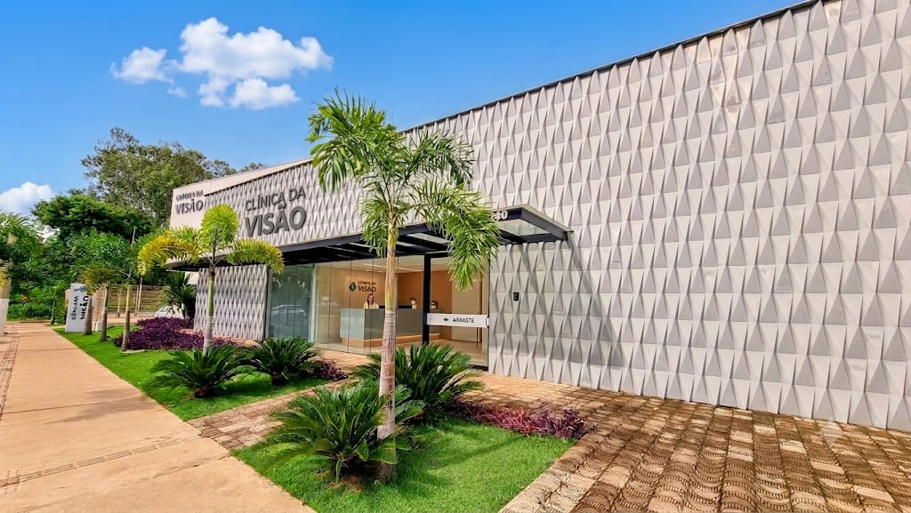Entrada e jardim da Clínica da Visão